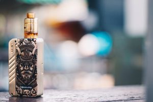 une cigarette électronique avec son clearomiseur